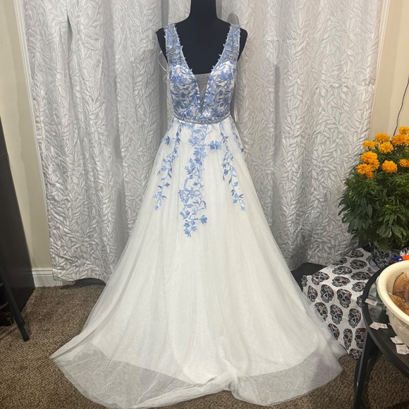 Say Yes to the Prom Blue & White Ball Gown Size 11 Floral Embroidery V Back - Picture 5 of 12